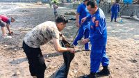 Personel Satpol Airud Polres Sukabumi Sambut World Ocean Day 2024 Dengan Bersih Bersih Sampah di Pantai