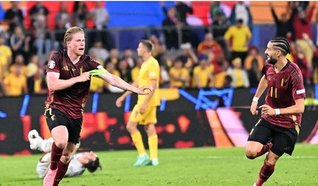 Gelandang Belgia Kevin De Bruyne (kiri) merayakan gol kedua timnya bersama rekan setimnya penyerang Belgia Yannick Carrasco (kanan) selama pertandingan sepak bola Grup E UEFA Euro 2024 antara Belgia dan Rumania di Stadion Cologne, Cologne, Sabtu (22/6/2024). (AFP/Kirill Kudryavtsev)