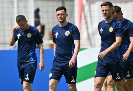 Gelandang Skotlandia Callum McGregor, duo bek Skotlandia Andrew Robertson dan Liam Cooper bersiap untuk latihan tim menjelang laga terakhir penyisihan Grup A Euro 2024 kontra Hungaria, di base camp tim di Garmisch-Partenkirchen, pada 22 Juni 2024. (Photo by MIGUEL MEDINA / AFP)