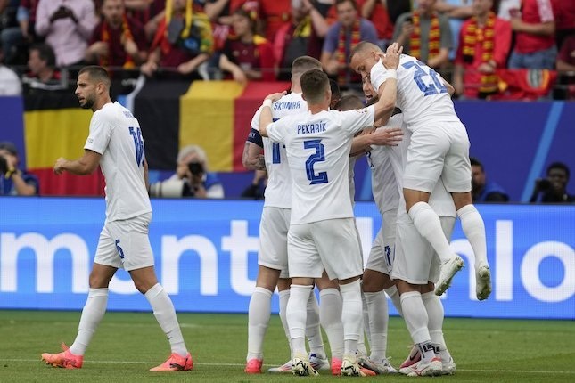 Selebrasi para pemain Slovakia (c) AP Photo/Darko Vojinovic