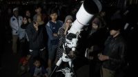 Warga melihat benda antariksa melalui teleskop bintang saat acara Malam Langit Gelap di Gedung Sate, Bandung, Jawa Barat, Senin (6/8). (Novrian Arbi)