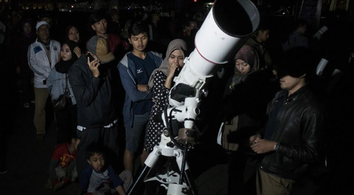 Warga melihat benda antariksa melalui teleskop bintang saat acara Malam Langit Gelap di Gedung Sate, Bandung, Jawa Barat, Senin (6/8). (Novrian Arbi)