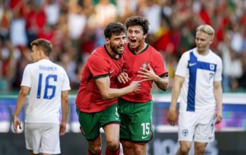 Selebrasi Ruben Dias (kedua kiri) setelah mencetak gol untuk Timnas Portugal dalam pertandingan ujicoba lawan Finlandia di Stadion Jose Alvalade, Lisbon pada Rabu (05/6/2024).
