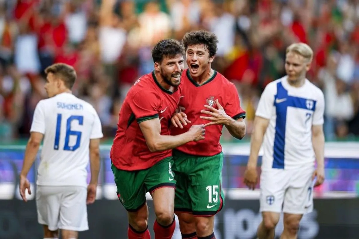 Selebrasi Ruben Dias (kedua kiri) setelah mencetak gol untuk Timnas Portugal dalam pertandingan ujicoba lawan Finlandia di Stadion Jose Alvalade, Lisbon pada Rabu (05/6/2024).