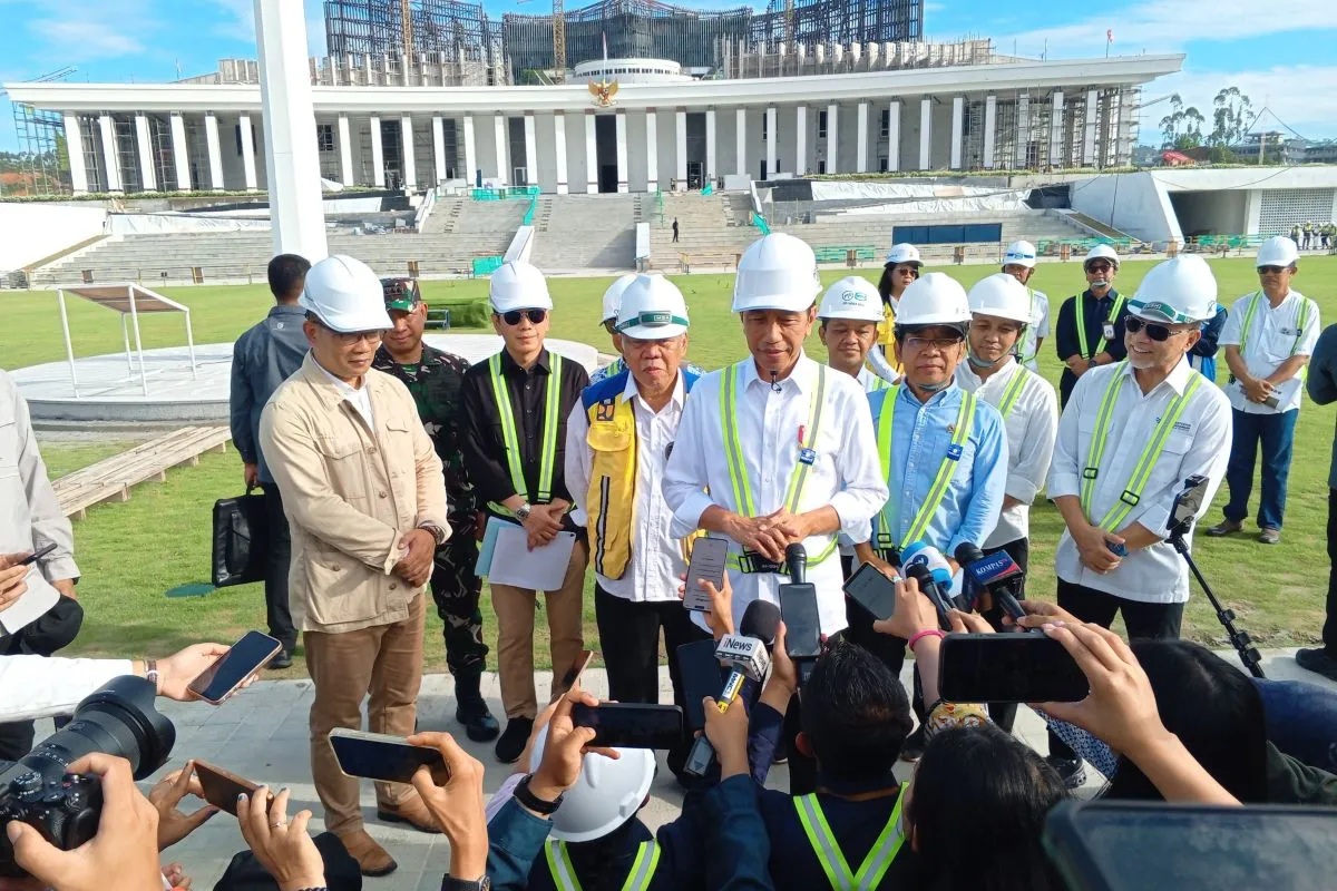 Presiden Joko Widodo memberikan keterangan pers di depan Istana Negara Kawasan Ibu Kota Nusantara, Penajam Paser Utara, Kalimantan Timur, Rabu (5/6/2024).