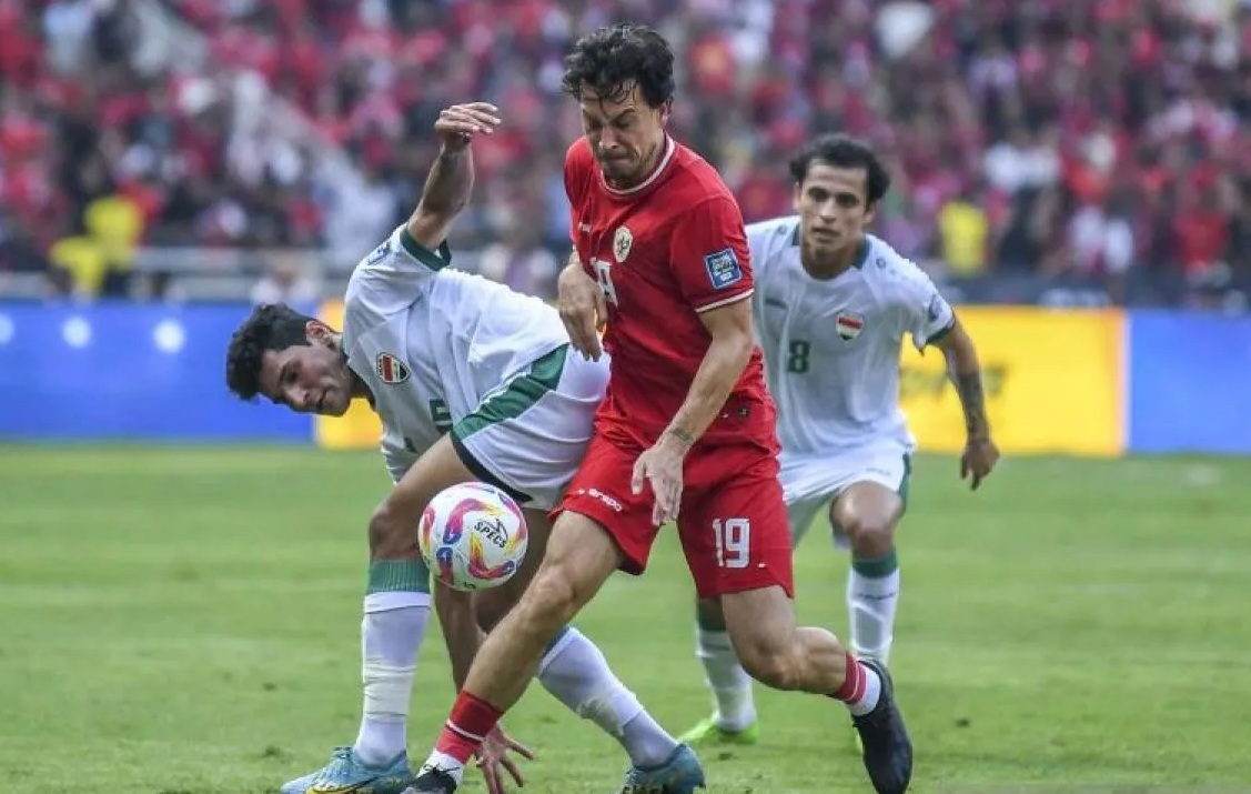 Pesepak bola Tim Nasional Indonesia Thom Jan Haye berebut bola dengan pesepak bola Tim Nasional Irak Ahmed Yahya Al-Hajjaj (kiri) dan Ibrahim Bayesh Al-Kaabawi (kanan) dalam laga lanjutan Grup F Kualifikasi Piala Dunia 2026 zona Asia, di Stadion Utama Gelora Bung Karno (SUGBK), Senayan, Jakarta, Kamis (6/6/2024). (Galih Pradipta)