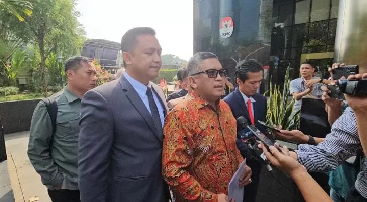 Sekjen PDIP Hasto Kristiyanto, usai menjalani pemeriksaan sebagai saksi di Komisi Pemberantasan Korupsi (KPK), Senin (10/6/2024). (Foto: Muhammad Ridwan/Jawa Pos)