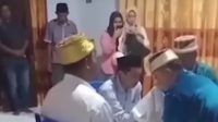 Tangkapan layar pengantin pria dipukul keluarga wanita saat prosesi akad nikah di Ternate Maluku Utara. (ist)