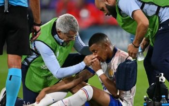 Penyerang Prancis Kylian Mbappe menerima perawatan medis selama pertandingan sepak bola Grup D UEFA Euro 2024 antara Austria dan Prancis di Duesseldorf Arena di Duesseldorf pada 17 Juni 2024.