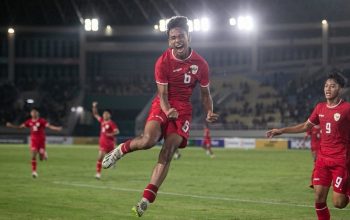 Pesepak bola Timnas Indonesia Evandra Florasta berselebrasi usai berhasil mencetak gol ke gawang Timnas Filipina pada pertandingan penyisihan grup A Piala AFF U-16 di Stadion Manahan, Solo, Jawa Tengah, Senin (24/6/2024).(ANTARA)