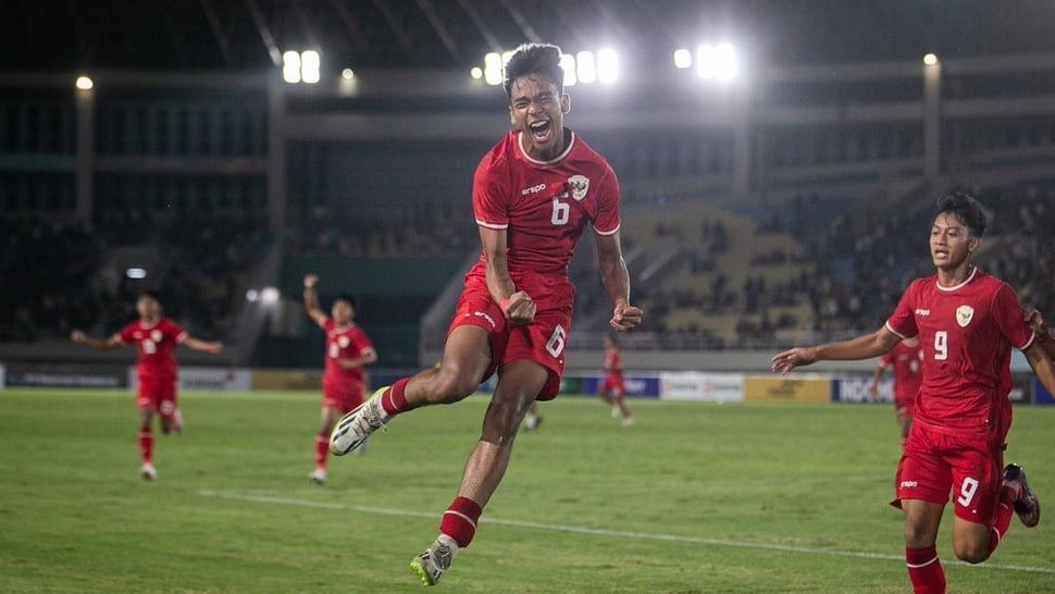 Pesepak bola Timnas Indonesia Evandra Florasta berselebrasi usai berhasil mencetak gol ke gawang Timnas Filipina pada pertandingan penyisihan grup A Piala AFF U-16 di Stadion Manahan, Solo, Jawa Tengah, Senin (24/6/2024).(ANTARA)