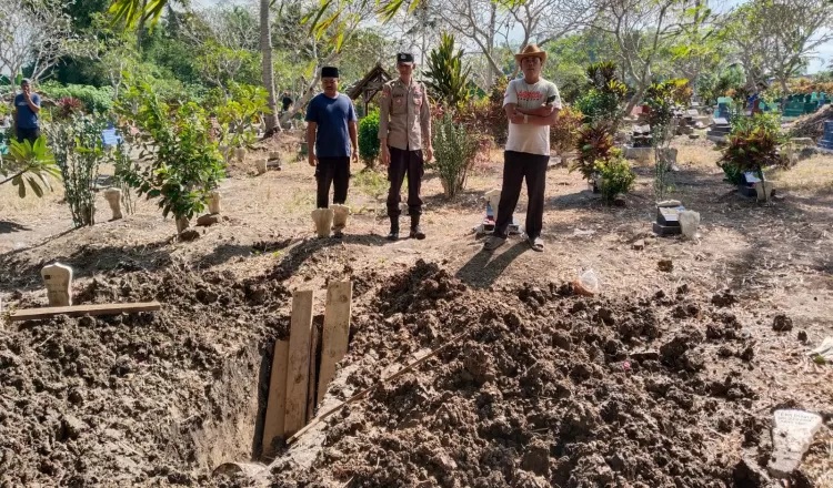 sebuah makam di Dusun Krajan, Desa Plampangrejo, Kecamatan Cluring, Banyuwangi dibongkar orang misterius dan diambil tali pocongnya/Ist