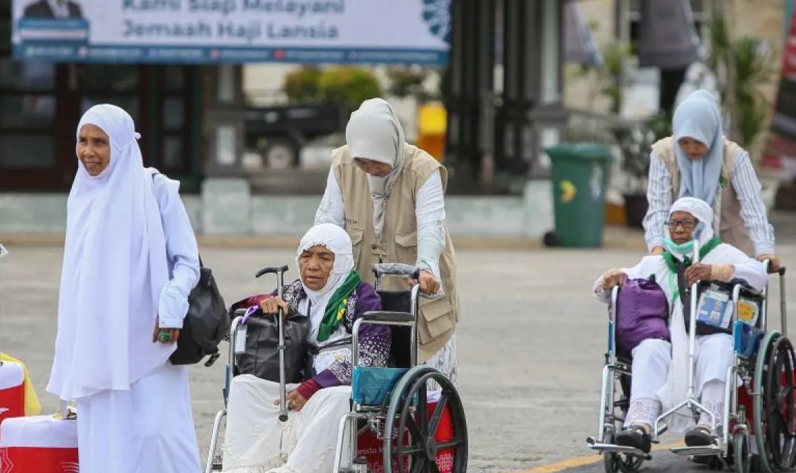 Ilustrasi: Petugas mendorong kursi roda calon haji lansia menuju aula pemberangkatan di Asrama Haji Embarkasi Aceh, Banda Aceh, Aceh, Jumat (31/5/2024).