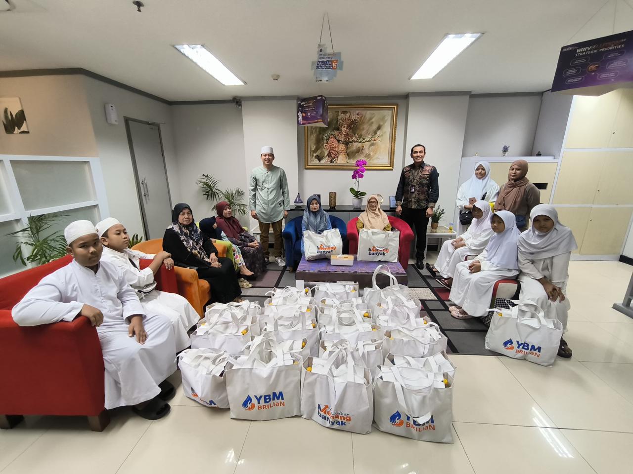 Pada momentum bulan Ramadan kali ini, BRI secara konsisten menyalurkan bantuan kepada masyarakat bersama BRI dan YBM Briliant
