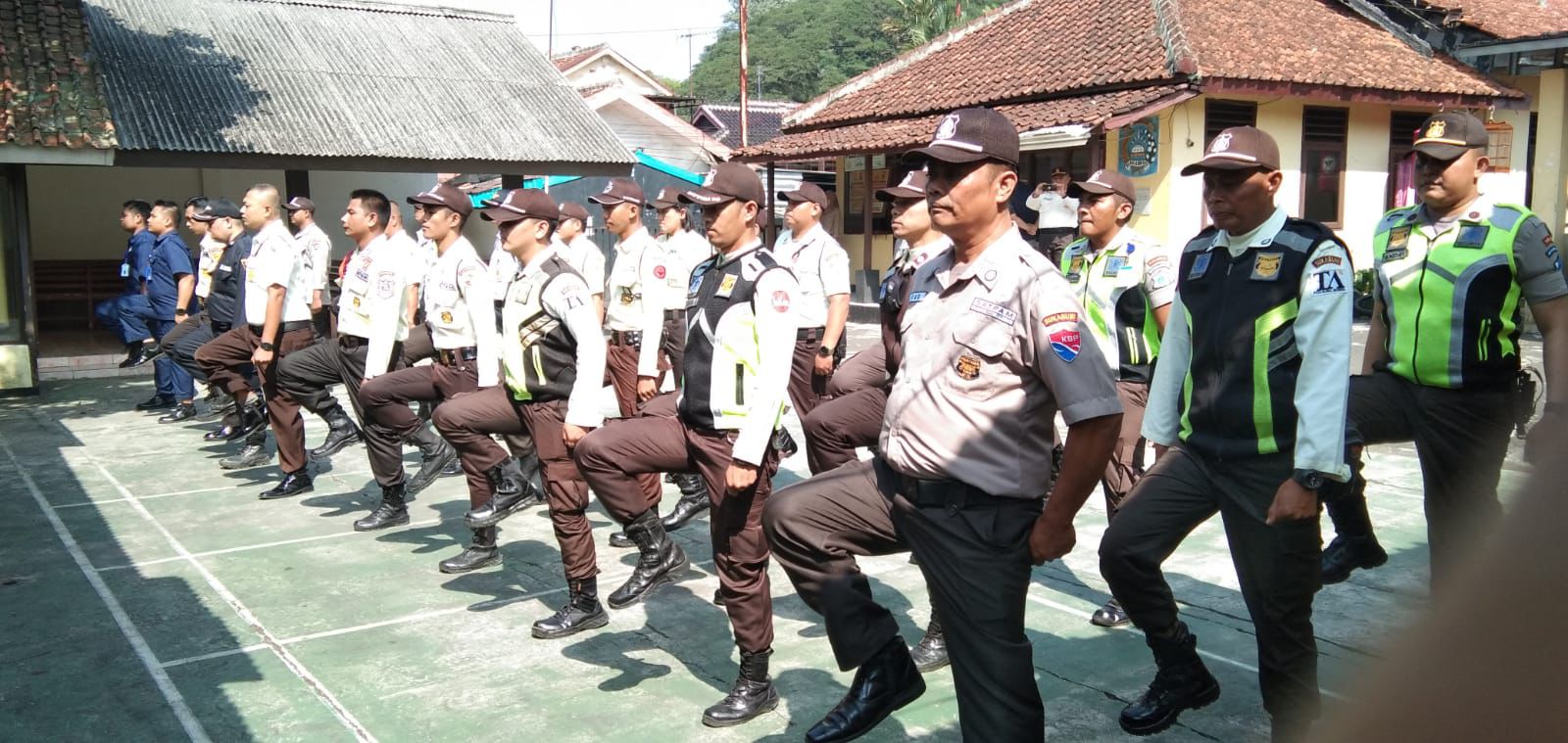 DIBINA : Puluhan security saat mengikuti apel pembinaan di Mapolsek Cicurug.
