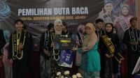BANGGA : Annisa Siti Farikha Ramlan mahasiswi Universitas Nusa Putra saat dianugerahi sebagai juara 1 Duta Baca kabupaten Sukabumi, Jumat (7/6/2024) di Hotel Sukabumi Indah.