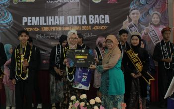 BANGGA : Annisa Siti Farikha Ramlan mahasiswi Universitas Nusa Putra saat dianugerahi sebagai juara 1 Duta Baca kabupaten Sukabumi, Jumat (7/6/2024) di Hotel Sukabumi Indah.