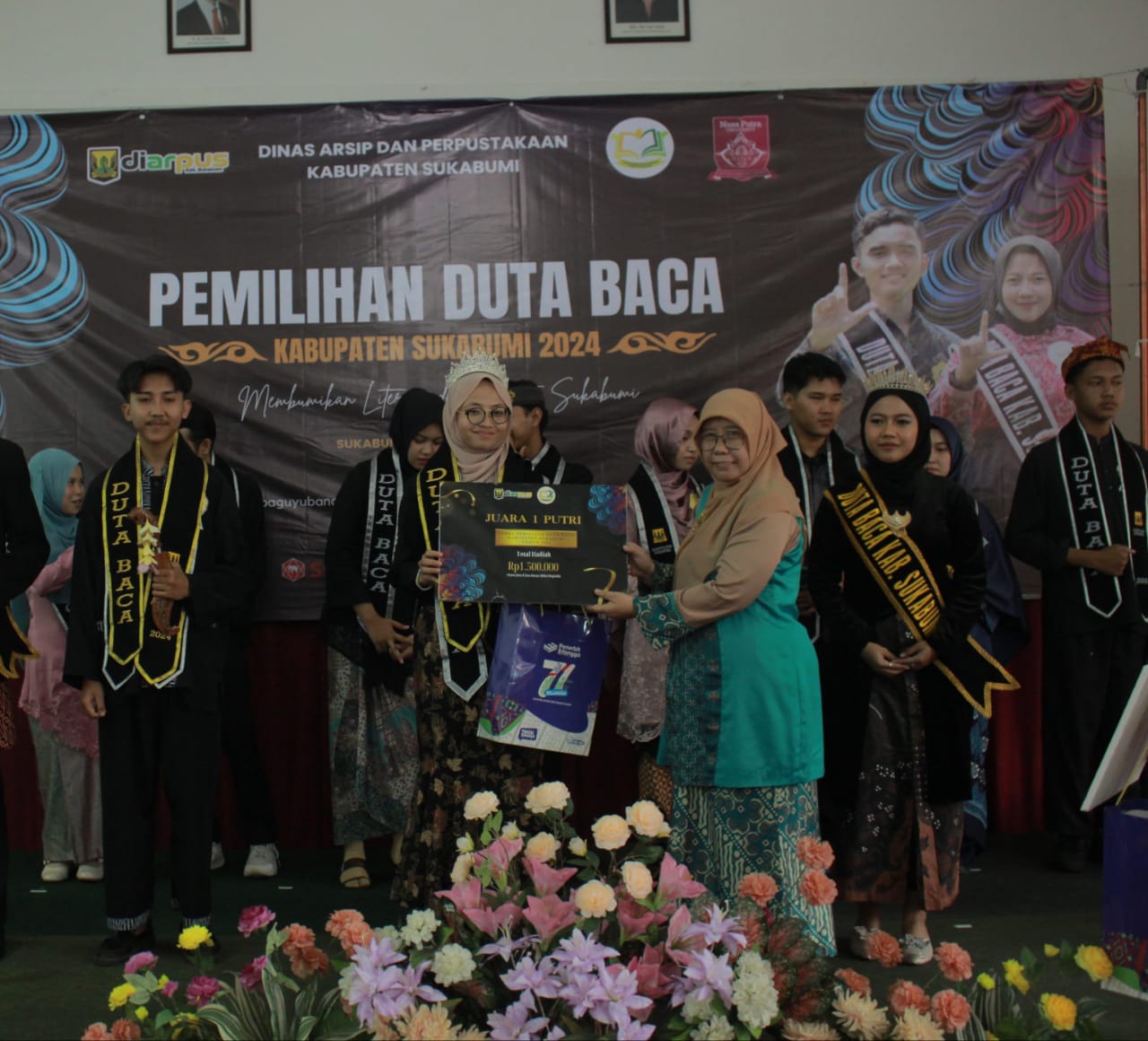 BANGGA : Annisa Siti Farikha Ramlan mahasiswi Universitas Nusa Putra saat dianugerahi sebagai juara 1 Duta Baca kabupaten Sukabumi, Jumat (7/6/2024) di Hotel Sukabumi Indah.