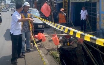 AMBLES : Kondisi bahu jalan Siliwangi Kecamatan Parungkuda, Kabupaten Sukabumi ambles usai diguyur hujan.