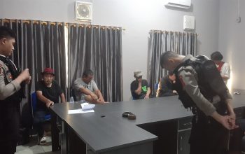 DIAMANKAN : Personel kepolisian saat melakukan pemeriksaan kepada warga asing.(FOTO : NANDI/ RADARSUKABUMI)