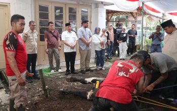 PEMANTAUAN: Anggota DPR RI Fraksi Partai Gerindra, Heri Gunawan menyaksikan penyembelihan hewan kurban di RAI Hergun di Jalan Arief Rahman Hakim, Warudoyong, Selasa (18/6).(FT: BAMBANG/RADARSUKABUMI)