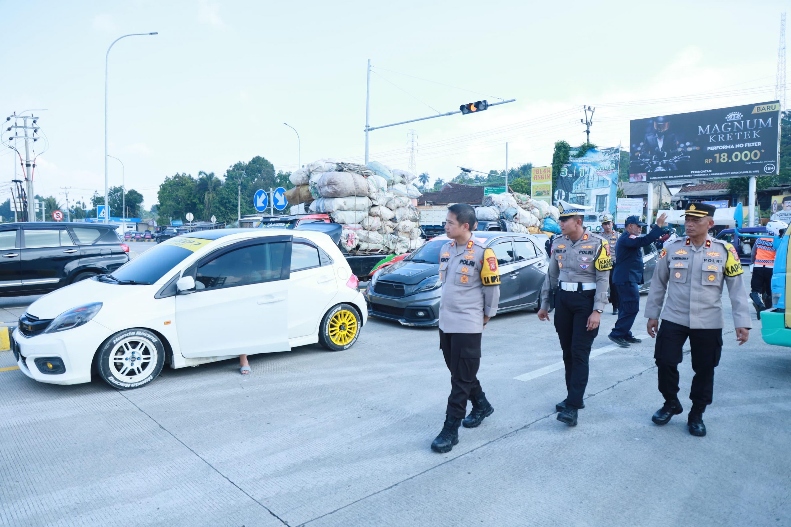 Menjelang hari raya Idul Adha, Polres Sukabumi yang dipimpin langsung Kapolres Sukabumi, AKBP Tony Prasetyo meninjau situasi arus kendaraan di pintu masuk wilayah Sukabumi