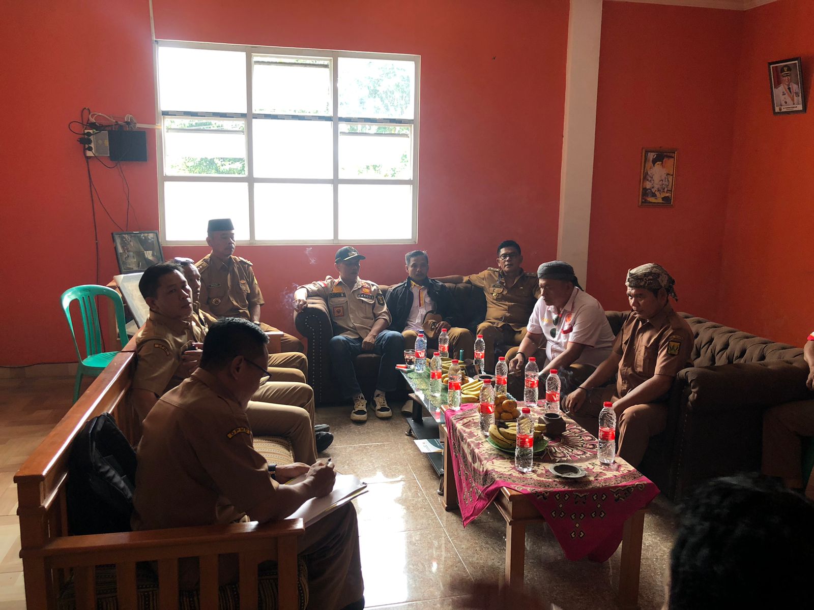 SILATURAHMI : Parade Nusantara saat bersama Kadis DPMD Kabupaten Sukabumi, tengah membahas percepatan pengukuhan penambahan masa jabatan kades di aula Desa Padaasih, Kecamatan Cisaat, Kabupaten Sukabumi pada Senin (03/06).(FOTO : DENDI/RADAR SUKABUMI)