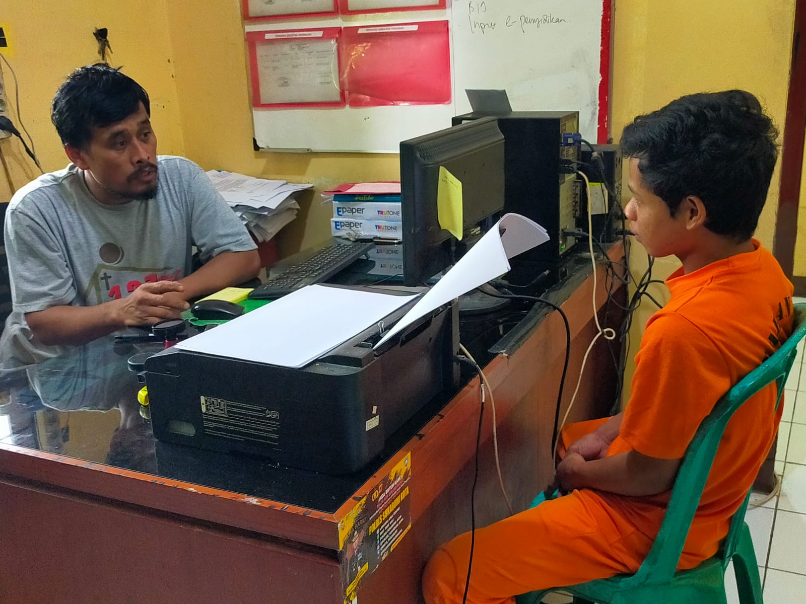 DIPERIKSA : Salah satu terduga pelaku pencurian baut rel KA, saat dilakukan pemeriksaan oleh Unit Reskrim Polsek Kebonpedes, Resor Sukabumi Kota pada Rabu (12/06) siang.(FOTO : UNTUK RADAR SUKABUMI)