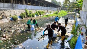 Bersihkan Sampah di Sungai Cipalabuhan, DLH Kabupaten Sukabumi  Salahkan Oknum