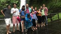 BERWISATA : Sejumlah wisatawan saat menikmati Curug Sawer di kawasan Taman Wisata Alam Situ Gunung, Sukabumi. 