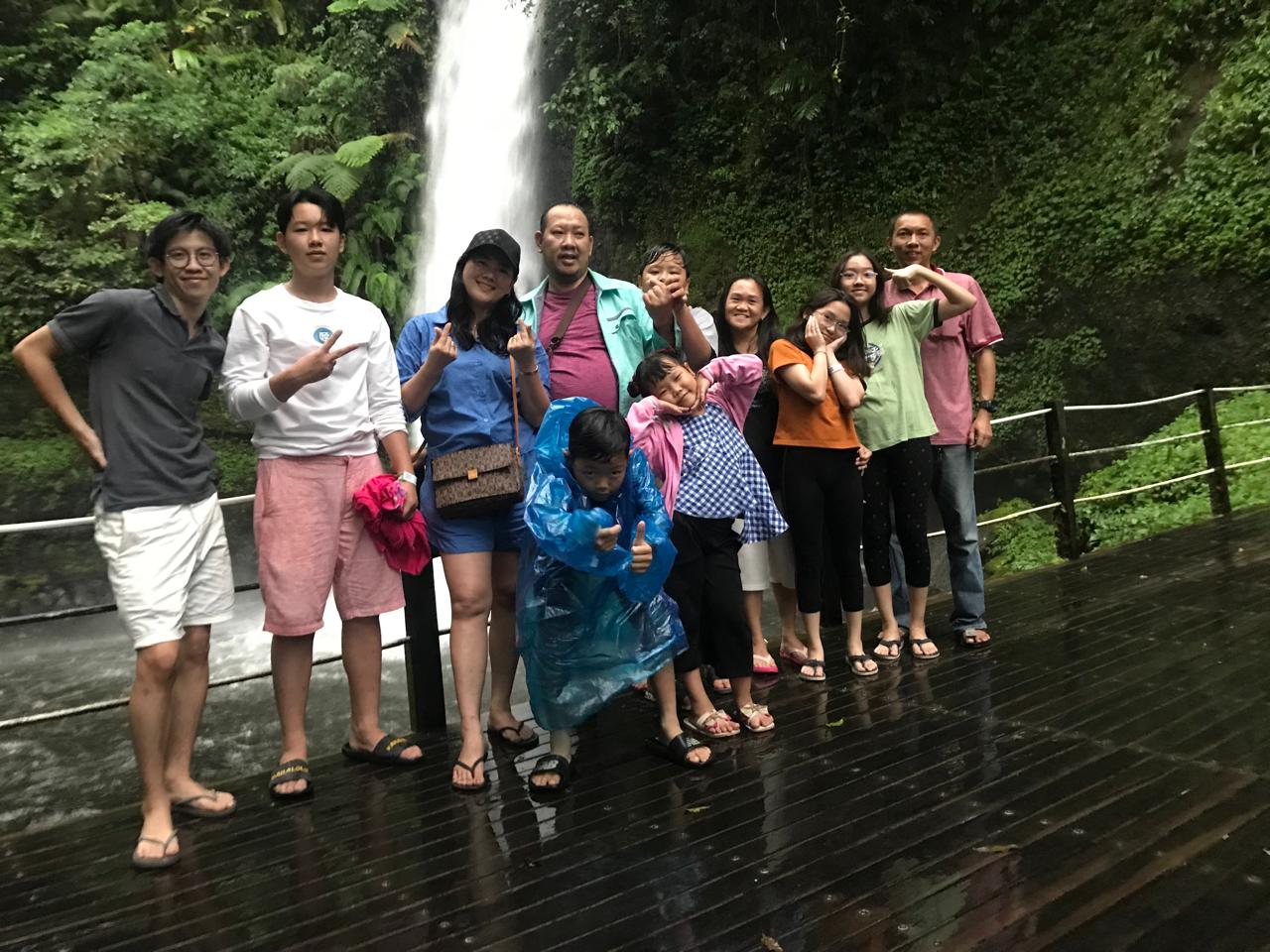 BERWISATA : Sejumlah wisatawan saat menikmati Curug Sawer di kawasan Taman Wisata Alam Situ Gunung, Sukabumi. 