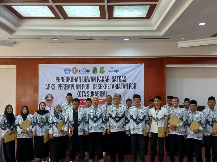 SEREMONI: PGRI Kota Sukabumi membentuk Dewan Pakar, Satgas dan Perempuan PGRI.(ist)