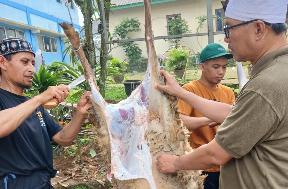 Anggota Dewan Perwakilan Rakyat Daerah (DPRD) Jawa Barat Fraksi PKS, Abdul Muiz turut mensukseskan program Tebar paket kurban.