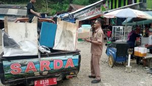 DIANGKUT : Para pedagang saat membereskan barang dagangannya untuk pindah.(FOTO : NANDI/ RADARSUKABUMI)