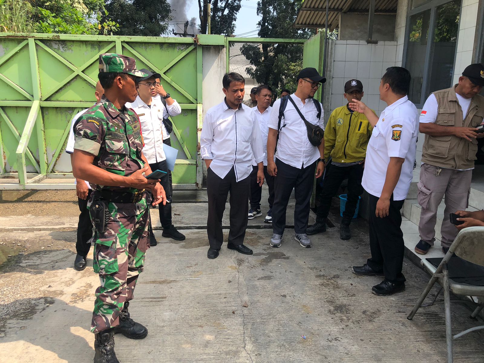 DISIDAK : Petugas gabungan saat menunggu perwakilan perusahaan untuk melakukan sidak ke PT BBM, tepatnya di Kampung Ciembe, RT 005/RW, 013 Desa Padabeunghar, Kecamatan Jampangtengah, Kabupaten Sukabumi, pada Rabu (12/06) siang.(FOTO : DENDI/RADAR SUKABUMI)