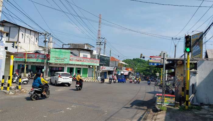 lampu-merah-di-perempatan-jalan-Bhayangkara