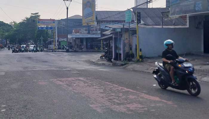 Lampu merah di perempatan jalan Bhayangkara