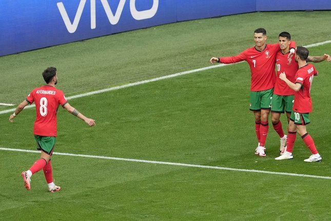 Pemain-pemain Portugal merayakan gol Bruno Fernandes (kiri) saat lawan Turki di matchday 2 Grup F (c) AP Photo/Michael Probst