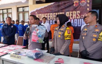 BARANG BUKTI : Kapolres Sukabumi AKBP Tony Prasetyo didampingi kapolsek Gegerbitung Iptu Bayu Sunarti dan Plh Kasat Reskrim menunjukan barang bukti.(FOTO : NANDI/ RADARSUKABUMI)
