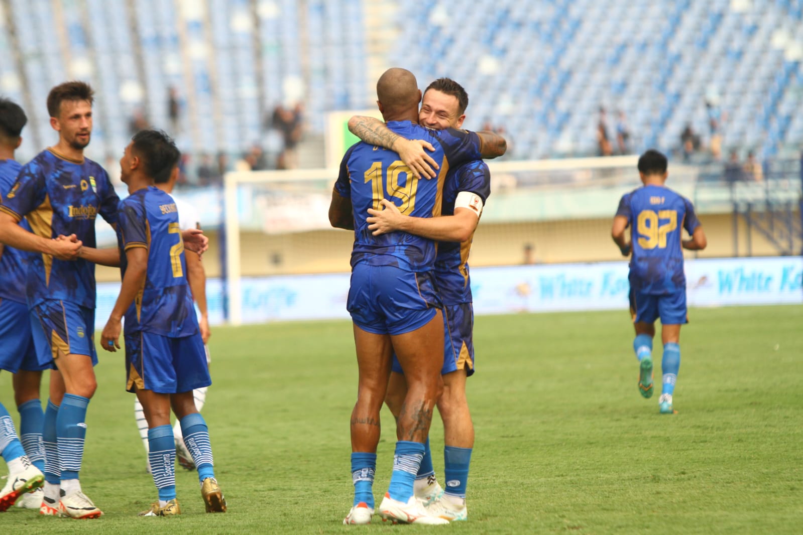 Hari ini, Live Streaming Pertandingan Persib Bandung vs Borneo FC akan hadir pada matchday kedua Piala Presiden 2024. Kedua tim akan berhadapan di Stadion Si Jalak Harupat