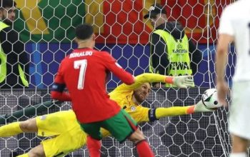 Kiper Slovenia, Jan Oblak, saat menepis tendangan penalti Cristiano Ronaldo (Instagram/@euro2024)