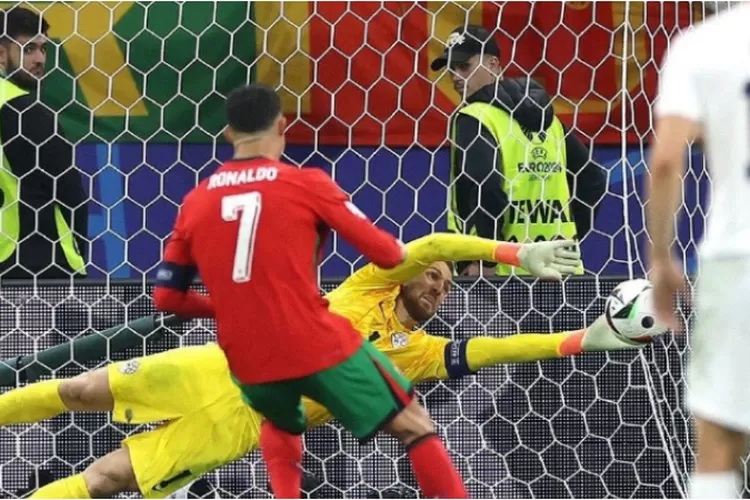 Kiper Slovenia, Jan Oblak, saat menepis tendangan penalti Cristiano Ronaldo (Instagram/@euro2024)