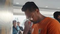 Pegawai KPK gadungan berinisial YS di Mapolres Bogor, Cibinong, Kabupaten Bogor, Jawa Barat, Jumat (26/7/2024). (M Fikri Setiawan)