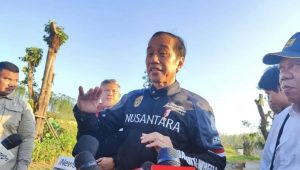 Presiden Jokowi Jajal Sensasi Kontur Jalan Tol IKN dengan Motor