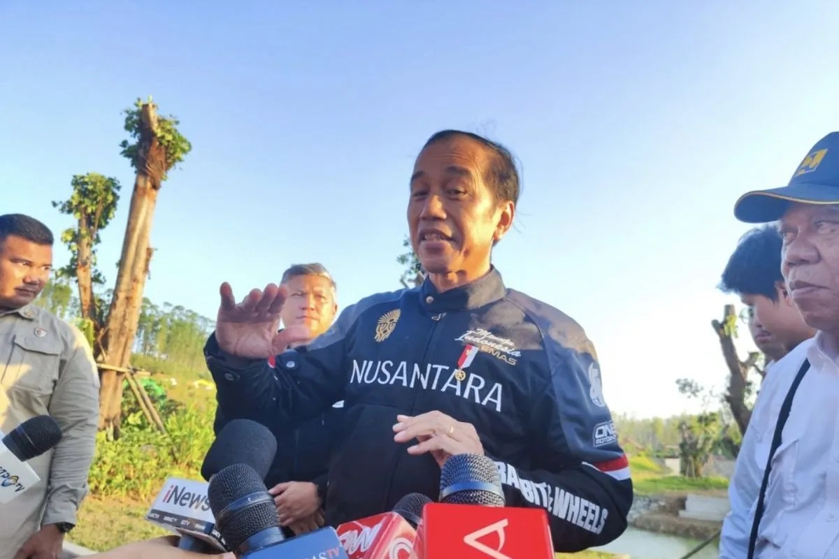 Presiden Joko Widodo (Jokowi) saat menyampaikan pernyataan usai berkendara sepeda motor melintasi Tol IKN, Kalimantan Timur, bersama sejumlah selebritas dan pejabat kabinet, Minggu (28/7/2024). (ANTARA/Mentari Dwi Gayati)