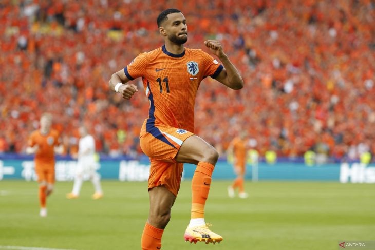 Penyerang Belanda Cody Gakpo merayakan gol pertama timnya pada pertandingan sepak bola Grup D UEFA Euro 2024 antara Belanda dan Austria di Olympiastadion di Berlin pada Selasa (25/6/2024). (AFP/Odd Andersen)