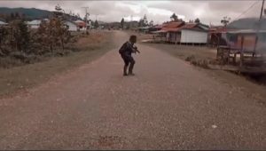 Detik-detik Satgas Damai Cartenz Lumpuhkan Satu Anggota KKB