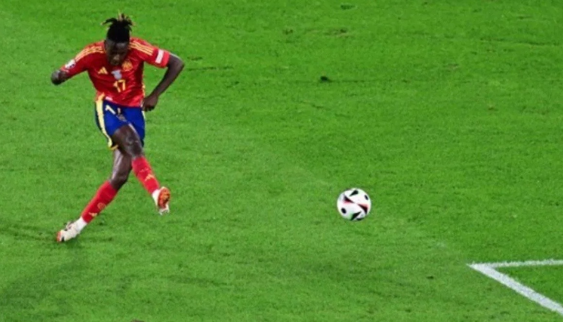 Pesepak bola Spanyol Nico Williams Jr menendang bola ke gawang yang dikawal kiper Georgia, Mamardashvili, dalam pertandingan babak 16 besar Piala Eropa 2024, di Stadion Cologne, Jerman, Senin (1/7/2024). (AFP)