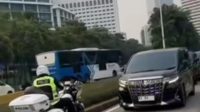 Potongan video saat mobil dinas Menteri Agama (Menag) Yaqut Cholil Qoumas yang bernomor pelat RI 42 masuk jalur busway pada Selasa kemarin (23/7)./Repro