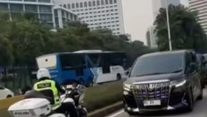 Memalukan, Mobil Menag Yaqut Masuk Jalur Busway
